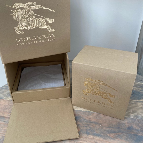 2/$40 Burberry case authentic includes certificate book - Picture 5 of 10